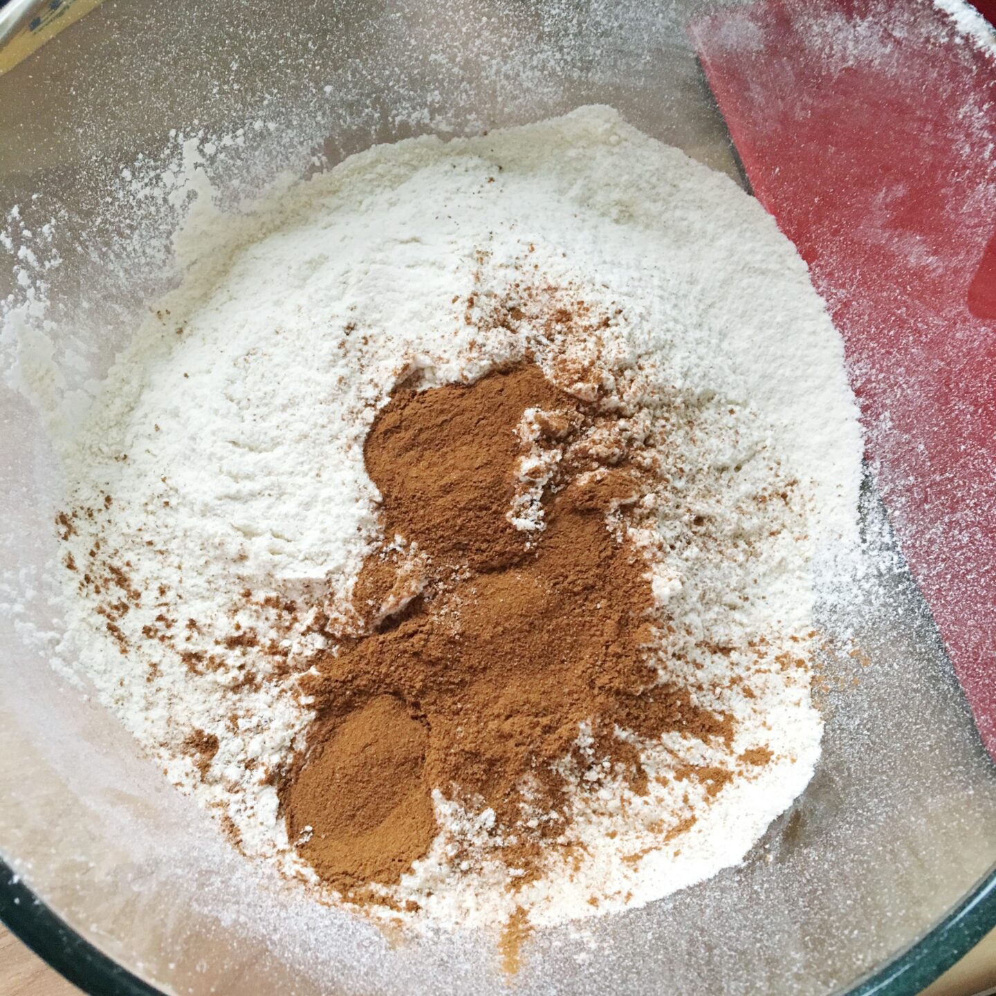 Both of the flour, and cinnamon powder in a bowl.